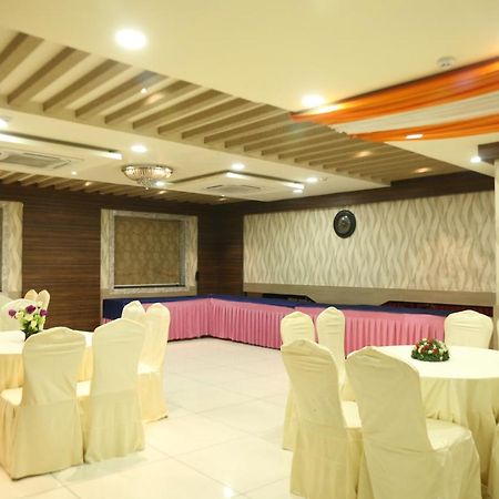 Hotel Moments Lucknow Buitenkant foto