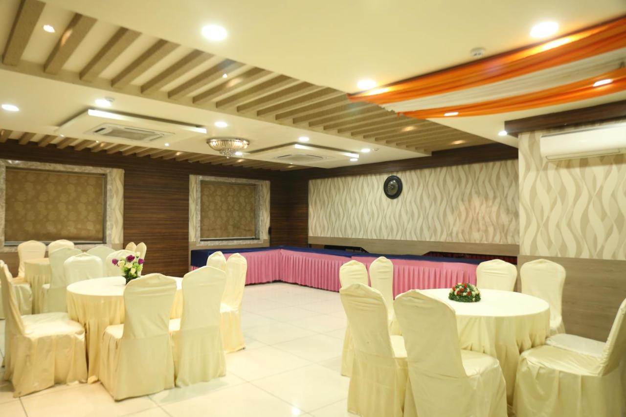 Hotel Moments Lucknow Buitenkant foto