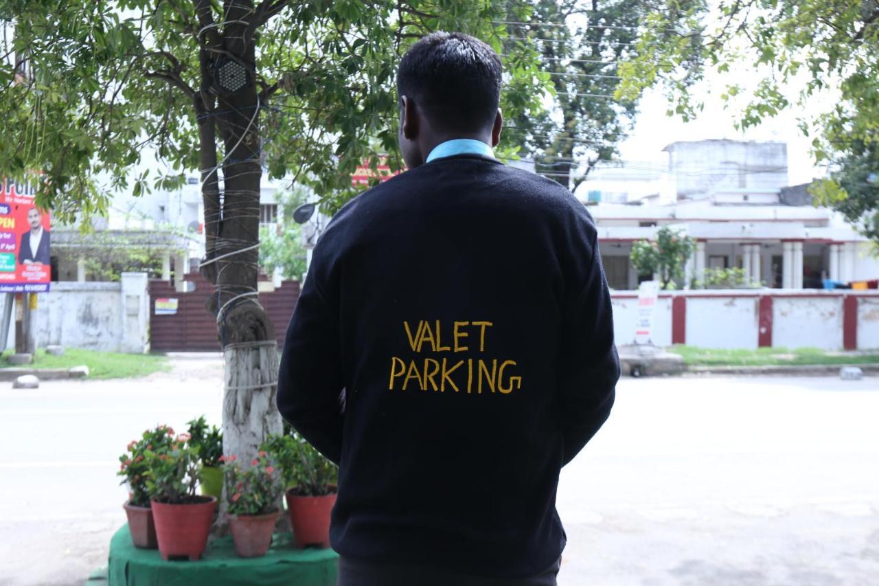 Hotel Moments Lucknow Buitenkant foto